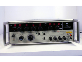 交流標準電圧電流発生器 2558-01