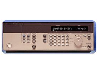 シンセサイズドCW信号発生器 10MHz–20GHz 83712B/1E1,1E9